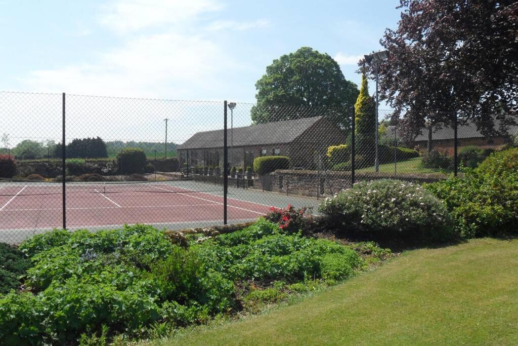 Courtside Barn, Lynn, Newport Villa นิวพอร์ต ภายนอก รูปภาพ